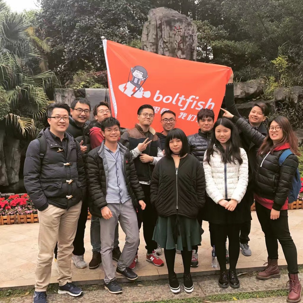 撇开版权问题不谈，《八分音符酱！不要停！》的数据足够亮眼。在没有任何推广的情况，《八分音符酱！不要停！》这款游戏在上线不到一周的时间内便冲进App Store免费榜前五，双平台更是涌入了超过500万的用户。  这款游戏的成功，也把闪电鱼游戏这家成立于2014年、专注于休闲单机游戏的厂商再次推回到从业者的面前。闪电鱼游戏从成立到发展，伴随着的恰恰是国内单机游戏市场由盛转衰的过程。在《八分音符酱！不要停！》爆红之际，手游那点事也与闪电鱼游戏总经理杨迎新进行了一次深度交流，试图从他的口中，了解到更多过去两年中闪电鱼游戏以及国内单机游戏市场的变化。   在没有任何推广的情况下，《八分音符酱！不要停！》冲进了App Store免费榜的前五  成立于单机游戏最为火爆之际，但不久便遭遇滑铁卢  闪电鱼游戏成立的2014年，正是国内单机游戏市场最为火爆的一年。根据艾瑞发布的数据，2014年出现了近2万款移动游戏产品，其中近80%为单机游戏。在大量的产品背后，是不计其数的单机游戏厂商和团队，而闪电鱼游戏正是其中的一家。  随后的故事可能大家了解。从2015年第二季度开始，运营商开始严控计费通道，不少单机游戏的收入锐减至原来的两成甚至更低。刚刚确定好方向准备大干一场的闪电鱼游戏与市场上大多数单机厂商、团队一样，顿时显得手足无措。   “我们都以为严控只是暂时的，计费通道很快就能恢复。所以我们当时的策略是观望，等着市场转暖。”但出乎杨迎新和大部分单机从业者意料的是，运营商这次似乎“动了真格”。直到现在，单机游戏市场还没能回到严控前的水平。  与整个市场的萎缩同步，2015年，闪电鱼游戏的收入锐减。如果不是公司现金流尚算充足，闪电鱼恐怕和其他中小单机厂商一样，只能转型或者已经消亡。经过了半年多的煎熬和思考，期间闪电鱼尝试过H5游戏、出海等新路子后，杨迎新最终决定不再等待、放弃国内单机市场，全力投入在出海的这条路上。  出海之路并非一帆风顺，改踩的坑都踩了一遍  虽然决定了出海是大方向，但是闪电鱼游戏的出海之路也并非一帆风顺。按照杨迎新的话来说就是该踩进去的坑，一个都没有少踩。  首先是团队变更和磨合上的坑。“因为迟迟看不到希望，2015年年底的时候我们团队发生了一个比较大的变化。新团队在2016年花费了不少时间来进行磨合，因此也错失了不少的机会。所幸的是现在团队磨合的程度还不错，例如此次的《八分音符酱！不要停！》，从研发到苹果过审，也就用了三天的时间。”值得一提的是，目前闪电鱼游戏内部采取的是类似于工作室制的运营模式，3-4人的虚拟项目组负责游戏从开发到推广再到运营的全过程，奖金也与项目组绑定，这样不仅决策灵活，同时每个员工都可以接触一线，得到充分的锻炼。   闪电鱼游戏的团队在不久前进行团建活动  其次，是游戏接入的广告平台选择上的坑。根据杨迎新的回忆，他们一开始接入了Facebook、admob这样大的广告平台，虽然单价不高，但是较为成熟和稳定；同时他们又为了追求更高的收益，加入了一些规模较小的广告平台，但是坑点在于由于对方平台技术上的不稳定，曾经导致游戏大规模崩溃，游戏的日活降低了一半以上。这次惨痛的经历也令杨迎新明白，在广告平台的选择上，赚钱的多少还是次要，重点还是稳定。  最后，是在获取用户上的坑。在刚刚出海之时，闪电鱼曾经尝试用1美金的成本去获取休闲游戏的用户。“由于没有经验，加上当时业内也都在说海外的价格都是要比较高一些，当时我们觉得这个价格应该是属于合理价，便花了不少的成本去‘买量’。但是后来一打听，当时的平均价格只在2到3毛美金之间，我们多花了3、4倍的价格。”杨迎新回忆道。  整个2016年，闪电鱼游戏只能做到收支平衡。但是杨迎新认为，团队的磨合和积累的经验都是一笔不少的财富，这也大大增加了他们出海的信心。  未来产品数量保持平稳，在利润扩大的情况下做更多的尝试  2016年，闪电鱼游戏一共发行了12款产品，其中3款为代理，9款为自研。从代理和自研的比例来看，闪电鱼游戏已经更像一个游戏研发商而非发行商。在12款产品中，大部分都是国外非常流行而有成熟的三消、泡泡龙等类型的游戏，而受众大部分是35以上岁的女性用户。  2017年，杨迎新和闪电鱼游戏的目标和计划也非常简单，就是通过继续走“海外精品单机+广告收入分成”的模式来实现盈利。但是在游戏类型上，闪电鱼游戏可能会做更多的尝试。毕竟在海外，三消等游戏品类的竞争已经相当激烈。  闪电鱼旗下游戏的截图  “今年的产品数量大致会和去年的持平，但是更希望去做利润。对我们来说，还是希望尝试一些其他的类型。但是如果没有资金、没有利润，其实很难去支持做这种新的投入。”  回顾闪电鱼游戏过去两年多的发展历史，杨迎新也是感慨万分。他表示，由于市场的变化，当时身边不少一起做单机游戏的老朋友大部分转到网游、棋牌游戏甚至App开发上，能坚持下来的已经不多了。“闪电鱼游戏虽然不能算是逆势而上，但是也算得上稳扎稳打，也希望在未来能获得更好的成绩吧，”杨迎新最后谈到。  结语  为何闪电鱼游戏的产品能在那么多款“借势”的游戏中脱颖而出？在手游那点事看来，更多是市场嗅觉、团队磨合、研发实力的综合体现，当然也离不开一点运气的成本。但无论如何，都证明了那个简单的道理，机会永远是留给有准备的人的。