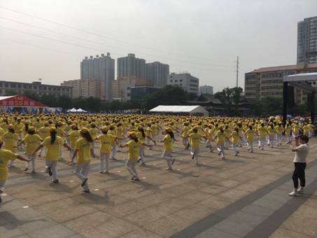 2017年6月18日,由大玩家超乐场发起的“相约十点”公益活动走进晋商故里——山西太原,一场千人广场舞大赛活动即将在太原龙湖万达广场举行。 万人报名,千人参赛 早八点,一千余位热爱广场舞的中老年人自费来到活动现场,此次活动由太原大玩家Play1家庭娱乐中心主办,CGL赛事组委会为现场一千多位参赛者提供了服装物料支持。在4月份启动报名时,就有超过8000人报名,累计超过1万名当地的中老年人报名参赛。 参赛的广场舞阿姨身穿CGL赛事服装 最终,由本次活动的主办方——山西太原大玩家Play1家庭娱乐中心综合各参选舞队的年龄层次、舞蹈内容、社会影响等方面,同时为了保证人员的安全,最终有1000位广场舞老人入选本次大玩家“相约十点”——CGL太原“千人舞动夕阳红”公益活动。1000名参与老年人平均年龄达65岁以上,是迄今为止年龄最大,人数最多一次广场舞活动。 现场1000名广场舞爱好者共舞“感觉自己萌萌哒” 1000名广场舞爱好者共聚万达广场,场面震撼 大玩家超乐主播现场采访获奖队伍代表 1000位中老年选手将万达广场变成了黄色的海洋 为确保此次CGL千人广场舞赛事活动的顺利进行,太原大玩家Play1家庭娱乐中心总经理刘畅与工作人员连续工作2个月,在选手报名、选手初选、舞蹈培训、场地布置、现场执行等环节尽力执行,无一差错。 原创舞蹈突显年轻心态 在活动现场,一千位参赛者身穿CGL赛事服装,并同舞一支由太原大玩家Play1家庭娱乐中心原创的舞蹈——“感觉自己萌萌哒”,一千位叔叔阿姨同场共舞,他们用整齐划一的动作,自信的笑容,组成了一个极其震撼场面,引爆了整个万达广场!引发众人围观! 打造全民竞技,全龄电竞的全新格局 在活动过程中,由近一百位阿姨在活动现场组成了一个CGL和Play1字样的人行图案,令人拍案叫绝。 CGL组委会为2017CGL赛事引进了全新的赛事元素,我们加入了红人、直播、动漫、音乐、校园,甚至是广场舞的元素,通过线上线下活动相结合的模式,扩散CGL赛事信息。在全新人群方面,CGL组委会试图通过不同的赛事项目,不同的赛事内容以及不同的赛事元素,持续带来不同兴趣、爱好、地域、年龄等各类人群的叠加,如此次CGL太原千人广场舞大赛活动,以打造全民竞技,全龄电竞的全新格局。 大玩家超乐场承担社会责任,倡导健康生活 大玩家超乐场,作为游戏娱乐行业的标杆企业,一直以来都致力于将快乐、健康的娱乐方式带给民众,同时积极投身到各项公益事业中,承担社会责任,向社会贡献自己的力量与爱心。以己为镜,以行践言,用心传递爱与快乐!
