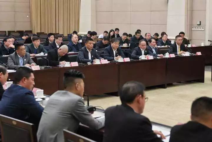 尹力与川商代表座谈并勉励,寇汉等企业代表参与